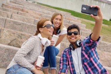 Arkadaş grubu selfie fotoğraf yapmak