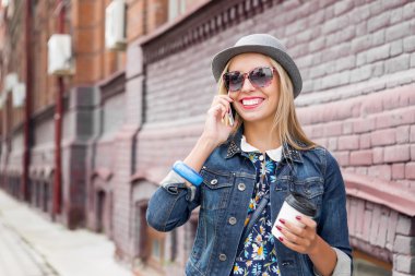 Sokakta yürüyen genç bir kadın