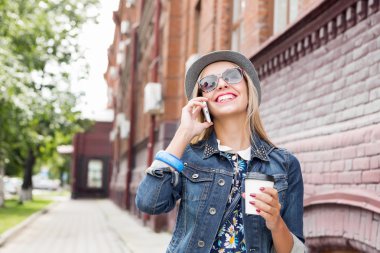 Sokakta yürüyen genç bir kadın