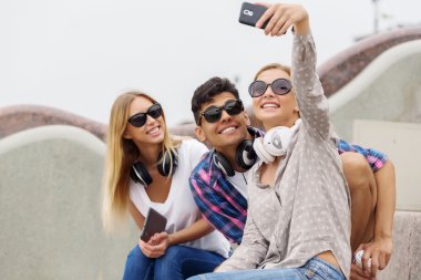 Arkadaş grubu selfie fotoğraf yapmak