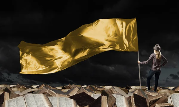 Femme avec drapeau ondulé jaune — Photo