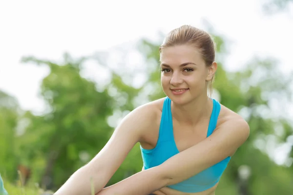 Ragazza che pratica esercizi di stretching — Foto Stock