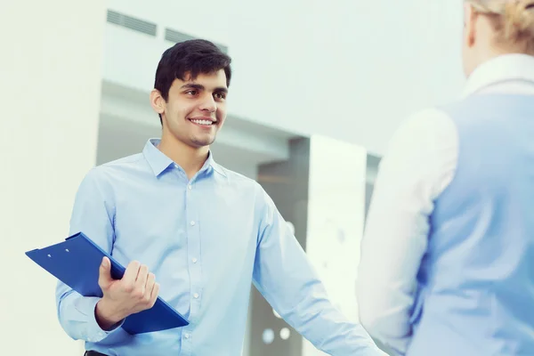 Gente adentro conversando. — Foto de Stock