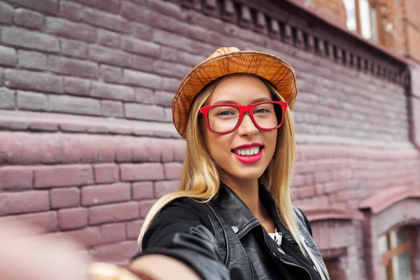 Meisje bezoeken van toeristische attracties — Stockfoto