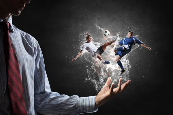 Jogadores de futebol lutando por bola — Fotografia de Stock