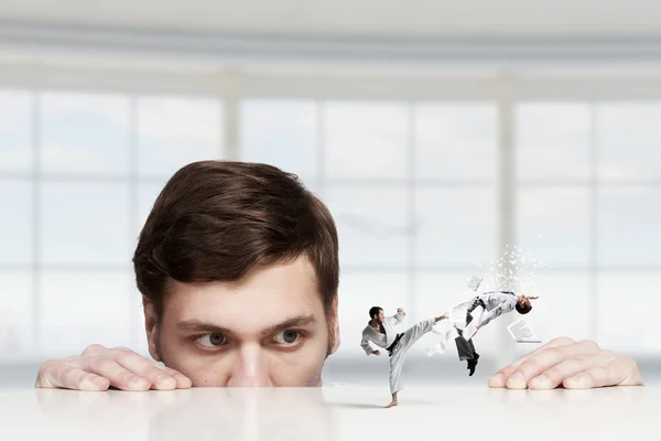 Empresario espiando desde debajo de la mesa — Foto de Stock