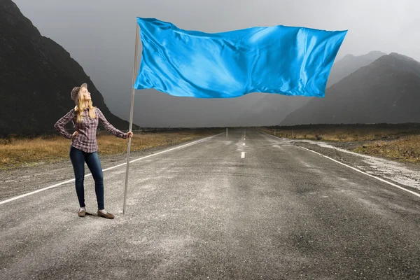 Femme avec drapeau bleu ondulant — Photo