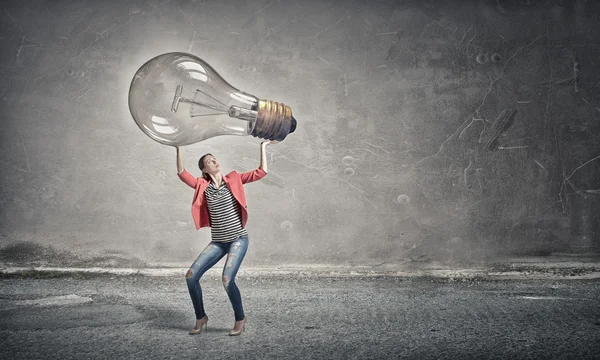 Tjej med stora glas bulb — Stockfoto