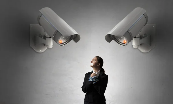 Junge gefesselte Geschäftsfrau unter Kontrolle der Videokamera — Stockbild Kamera behält Frau im Auge — Stockfoto