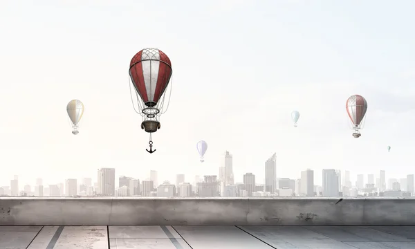 浮空器在城市上空飞行 — 图库照片