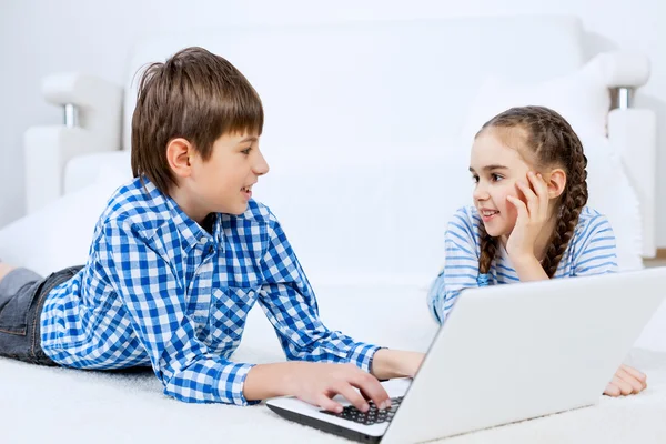 Lindos niños usando dispositivos —  Fotos de Stock