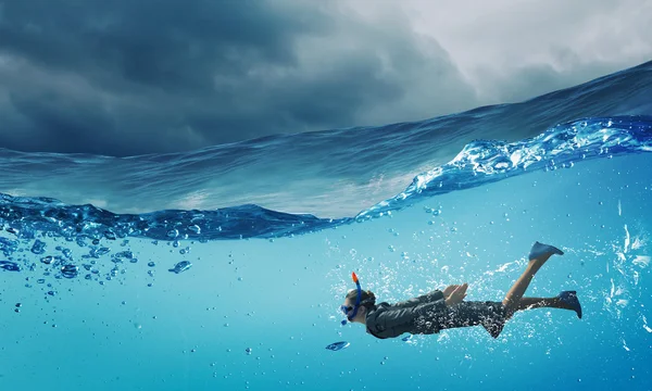 Mujer bajo el agua —  Fotos de Stock