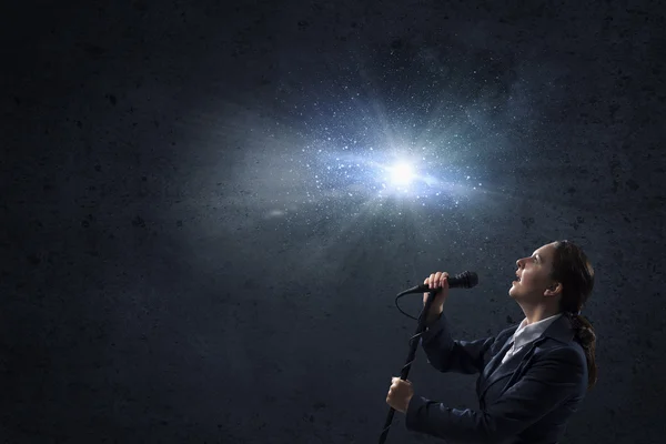 Aankondiging van haar indrukwekkende toespraak — Stockfoto