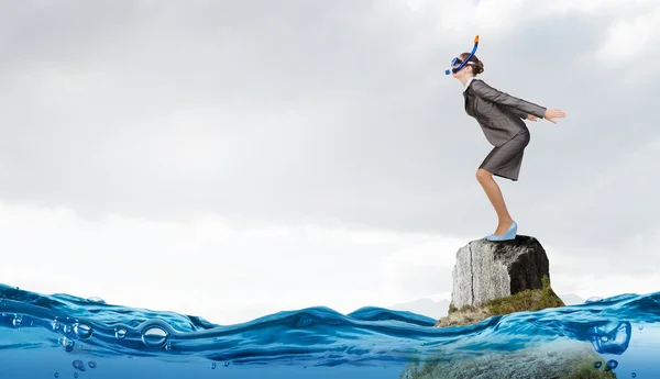 Empresária pulando na água — Fotografia de Stock