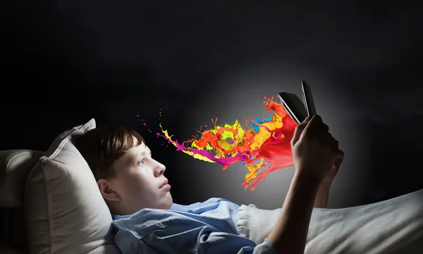 Vor dem Schlafen im Internet surfen — Stockfoto