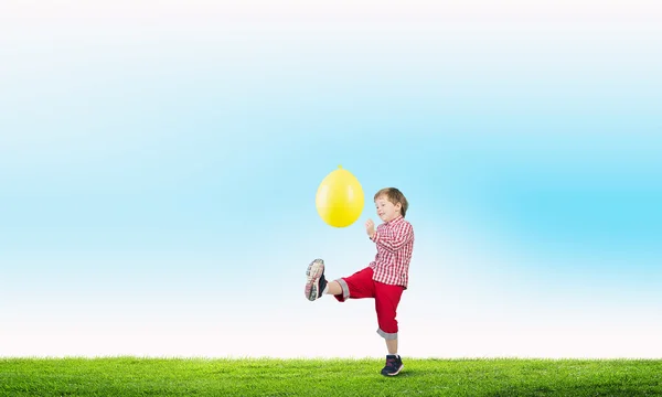 Niño feliz descuidado —  Fotos de Stock