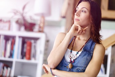 Yaratıcı ofiste duran genç kadın