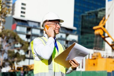 İnşaat alanında mühendis.