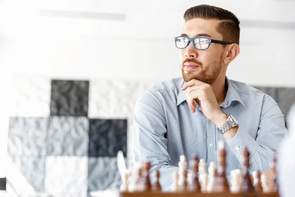 Ung man spelar schack — Stockfoto