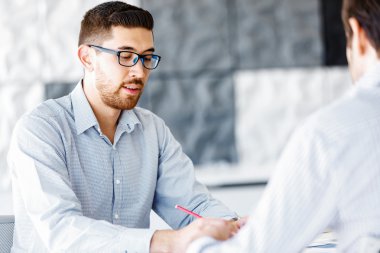 Masa başında oturan erkek ofis çalışanı