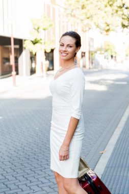 Şehirde yürüyüş çanta çanta çekerek iş kadını