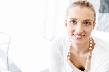 Çekici ofis çalışanı masada oturuyor.