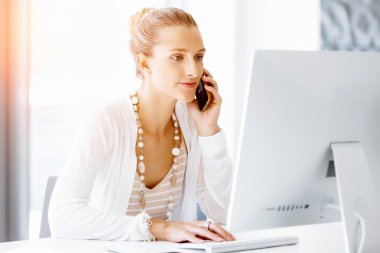 Çekici ofis çalışanı masada oturuyor.