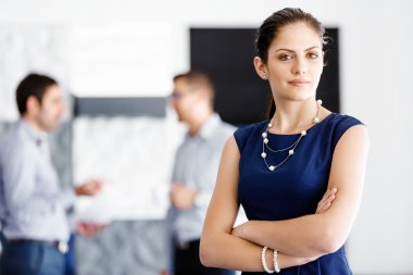 Ayakta çekici ofis çalışanı