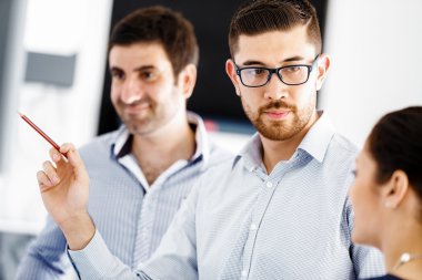 Modern ofisteki iş adamları