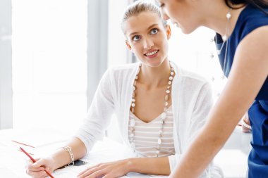 Ofiste iki bayan meslektaşım var.