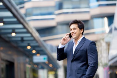 Cep telefonu açık havada ile kendine güvenen işadamı portresi