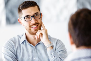 Ofiste iki yakışıklı işadamı var.