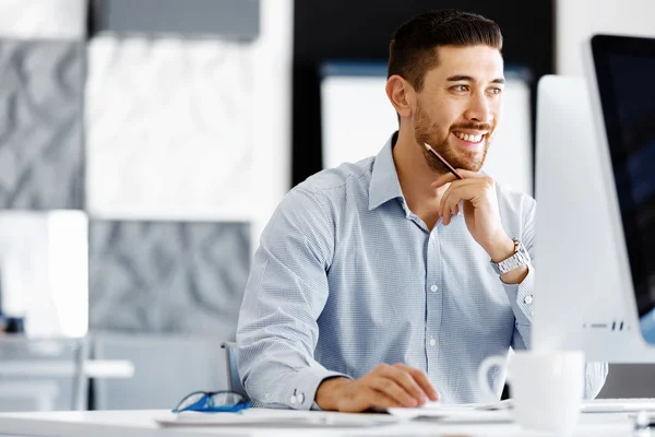 Trabalhador masculino no escritório sentado na mesa — Fotografia de Stock