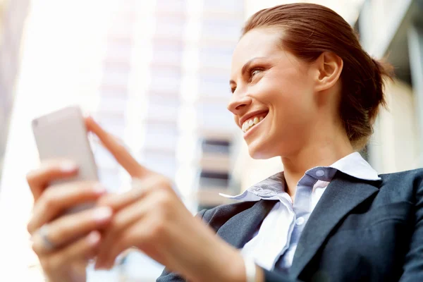 Retrato de mujer de negocios sonriendo al aire libre — Foto de Stock