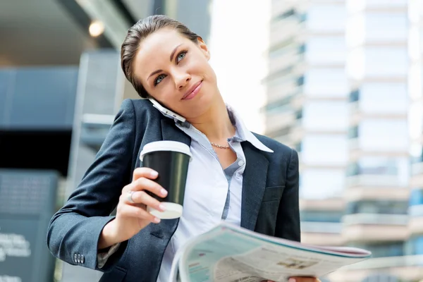 Portrait de femme d'affaires souriant en plein air — Photo