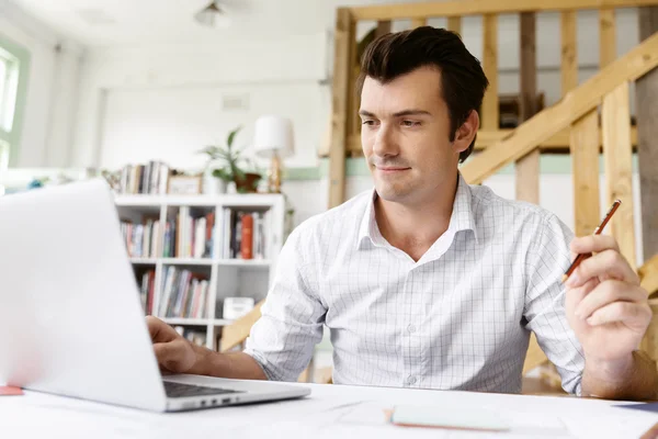 Mannelijke architect in office — Stockfoto