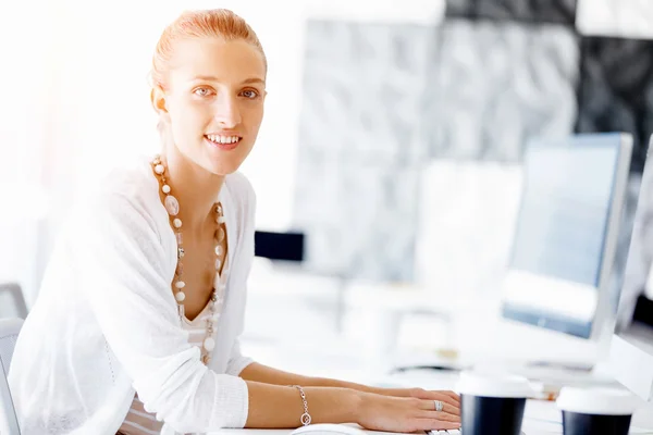 Aantrekkelijke kantoormedewerker aan het bureau — Stockfoto