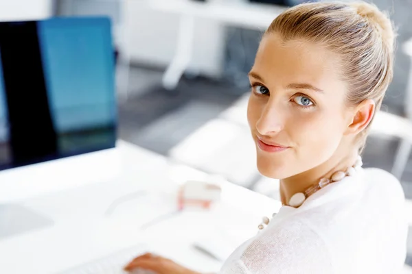 Attraktive Büroangestellte am Schreibtisch — Stockfoto