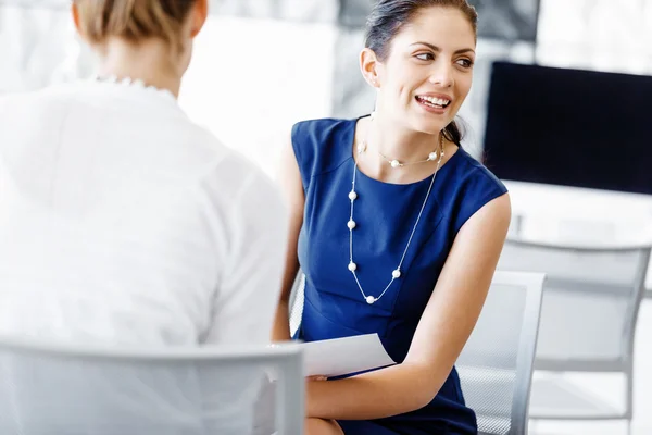 Two female colleagues in office — Stock Photo, Image