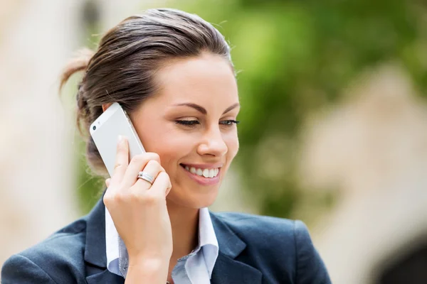 Retrato de mujer de negocios sonriendo al aire libre — Foto de Stock