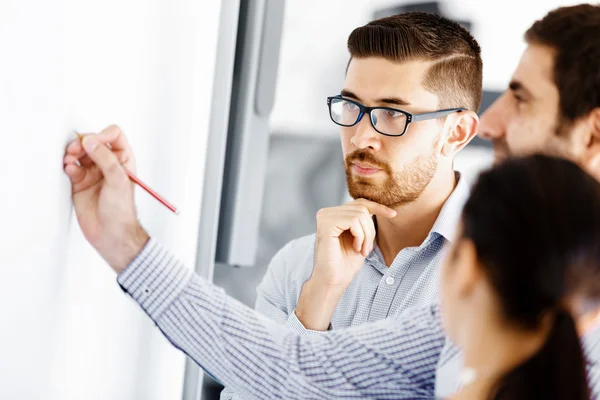 Les gens d'affaires dans le bureau moderne — Photo