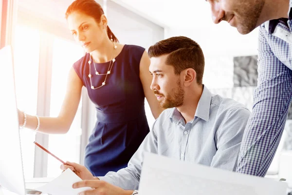 Les gens d'affaires dans le bureau moderne — Photo