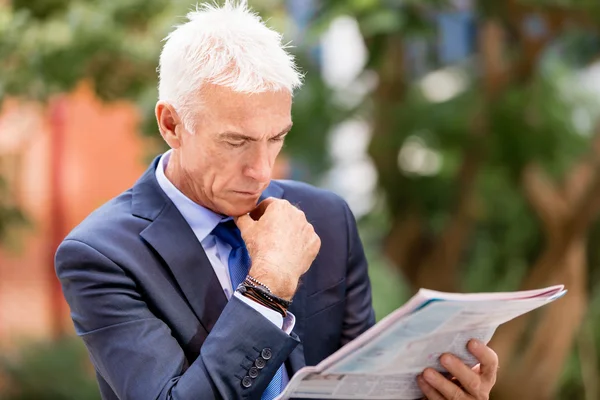 Portret van een zelfverzekerde zakenman buiten — Stockfoto