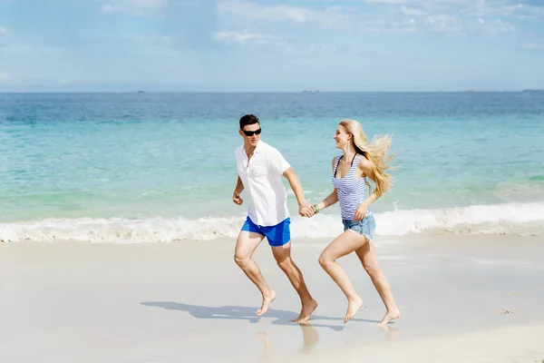 Romantique jeune couple sur la plage — Photo