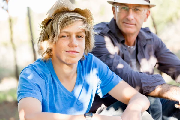 Vader en zoon in de wijngaard — Stockfoto