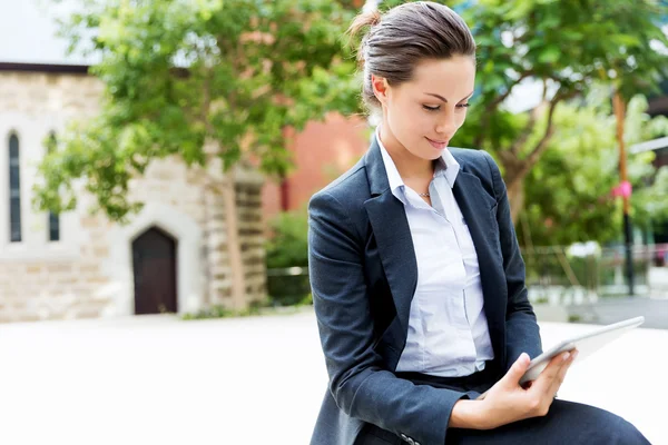 Portrait of business woman smiling outdoor — Stock Photo, Image