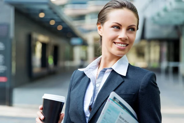 Portrait de femme d'affaires marchant et souriant en plein air — Photo