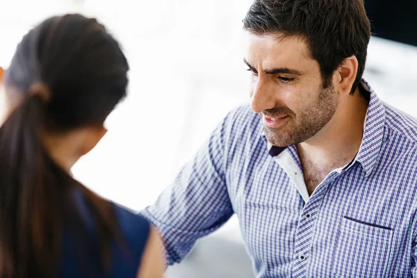 Geschäftsleute im modernen Büro — Stockfoto