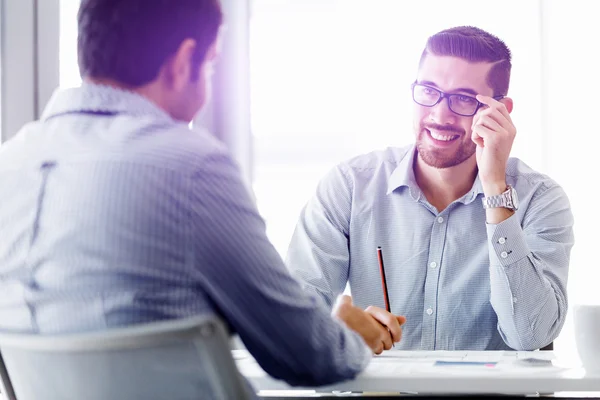 Attrayant employé de bureau assis au bureau — Photo