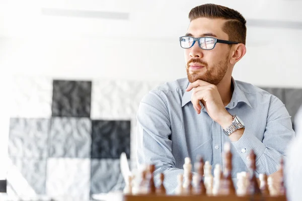 Ung man spelar schack — Stockfoto